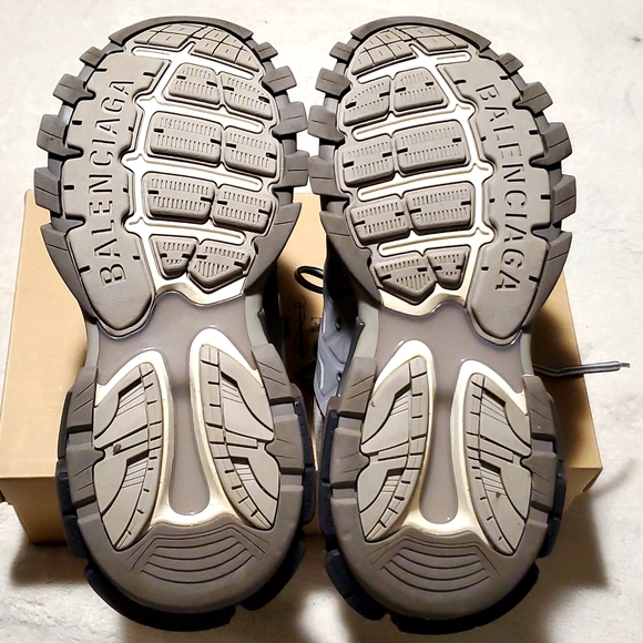 Balenciaga - Picture 3 of 9